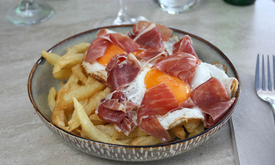 Huevos rotos con jam�n ib�rico - Ronda Restaurante