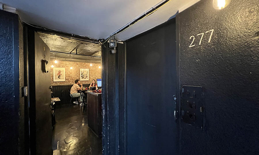 El acceso al interior de José Ramón 277