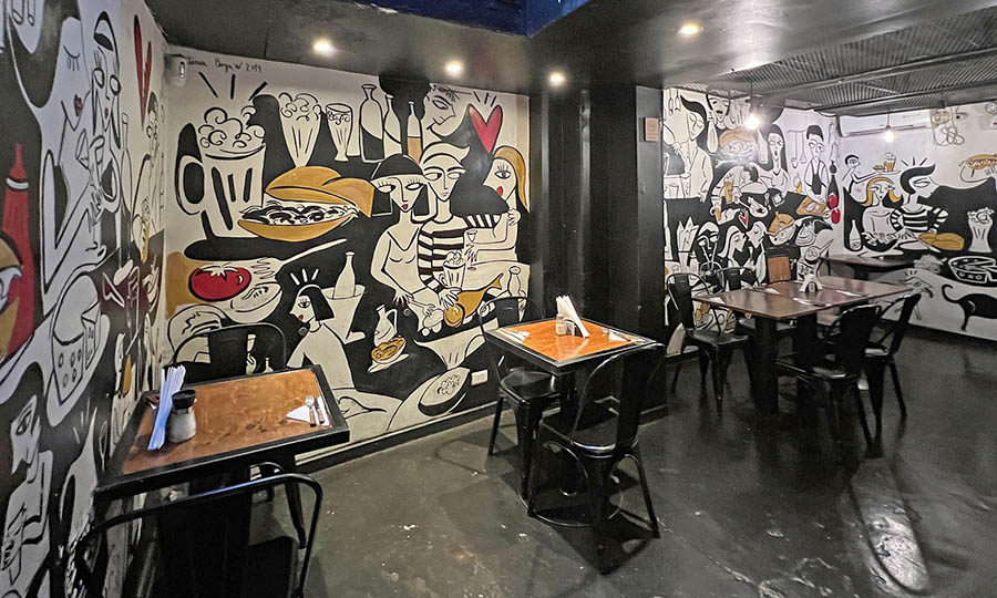 El salón con mural de Antonia Boza en José Ramón 277