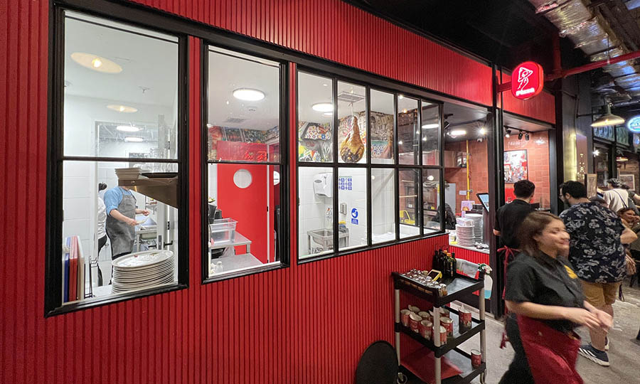 Sala de producci�n y vitrina de Savoia - Savoia MUT