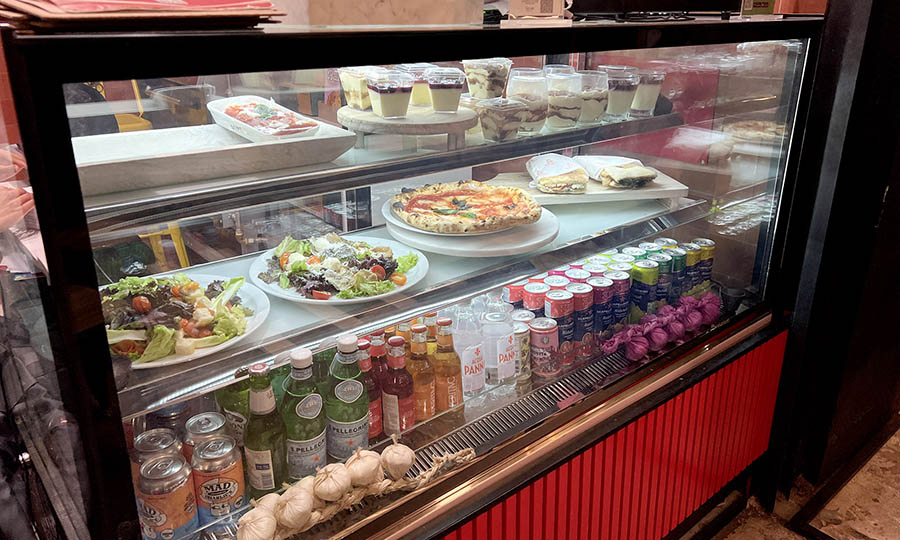 Sala de producci�n y vitrina de Savoia - Savoia MUT