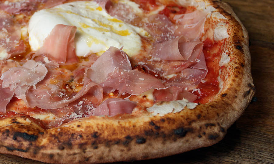 Exitosa Pizza Fuoco dell�Etna con burrata - Savoia MUT