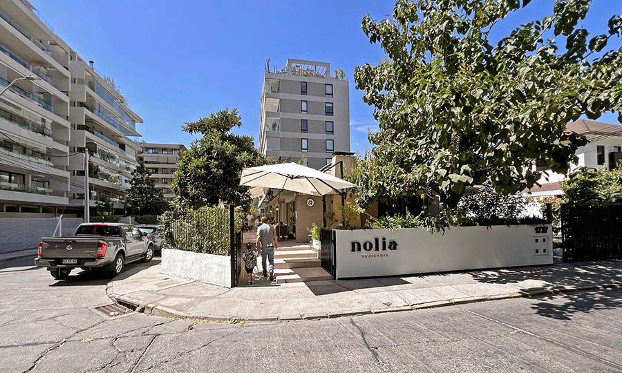 Fachada esquina de Nolia Brunch en Vitacura - Nolia