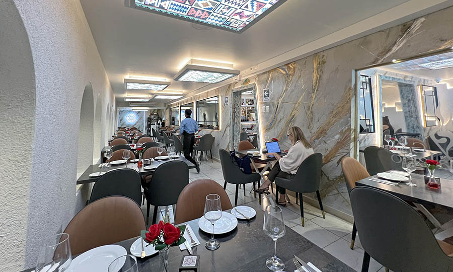 El largo sal�n interior del restaurante Machu Pichu - Machu Picchu Providencia