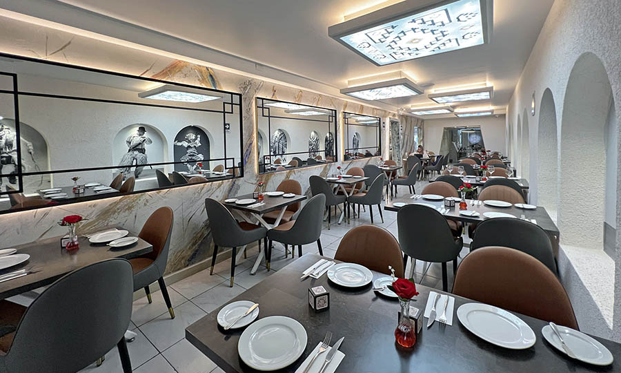 El largo sal�n interior del restaurante Machu Pichu - Machu Picchu Providencia