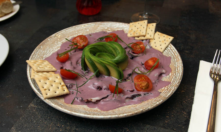 Tiradito de pulpo al olivo - Machu Picchu Providencia