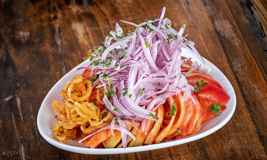 Ensalada chilena, pero con cebolla morada - La Parrilla de Mr. Wagyu