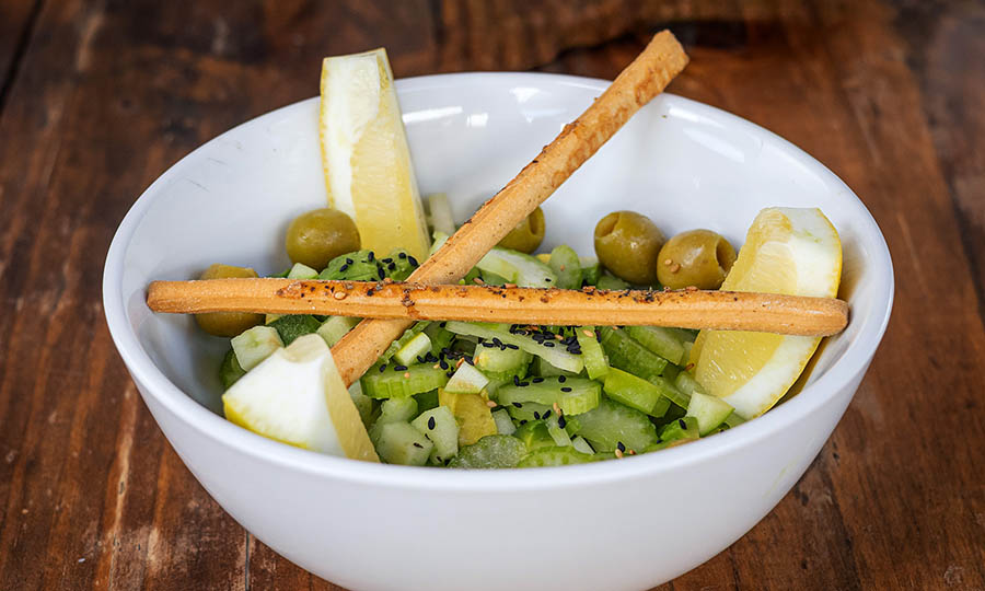 Ensalada de la casa con apio, palta, manzana y aceitunas - La Parrilla de Mr. Wagyu