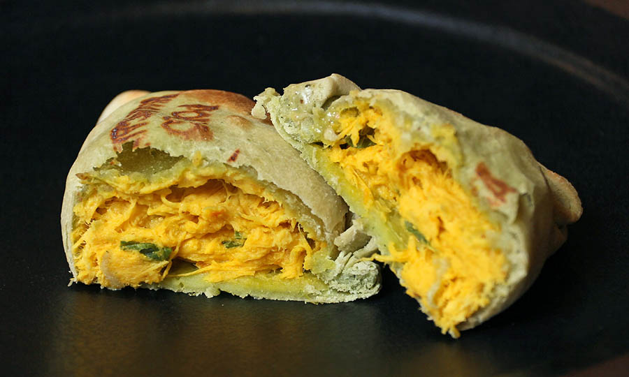 Empanada Pollo huancaina