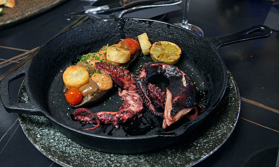 Sart�n de pulpo a la parrilla con alucinante berenjena