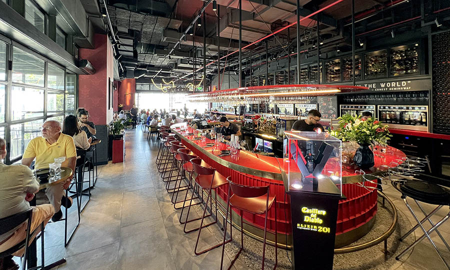 La roja barra de Diablo Vino y Fuego - Diablo Vino y Fuego