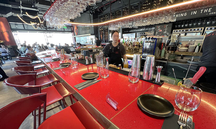 La roja barra de Diablo Vino y Fuego - Diablo Vino y Fuego