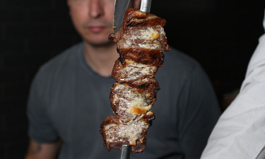 Picanha de vacuno al ajo del rodizio de Fogo de Chao - Fogo de Chao
