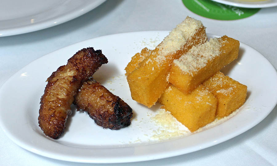 Guarnicione de platano frito y bastones de polenta con parmesano - Fogo de Chao