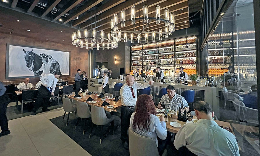 El sal�n principal de Fogo de Chao con la cava - Fogo de Chao