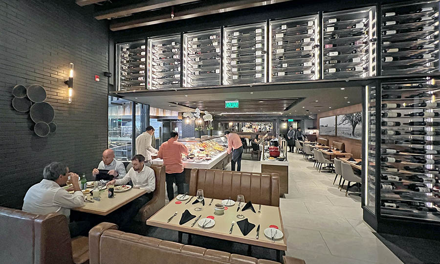 El sal�n principal de Fogo de Chao con la cava - Fogo de Chao