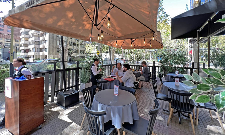 La terraza de Valle de Oro por Augusto Legu�a Sur