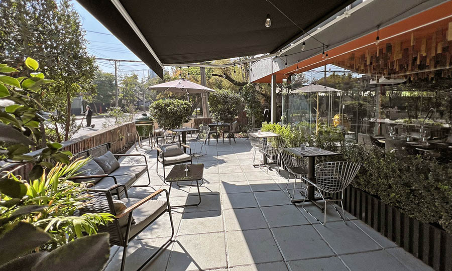 La soleada terraza frontal de Pr�stino - Pr�stino Restaurant