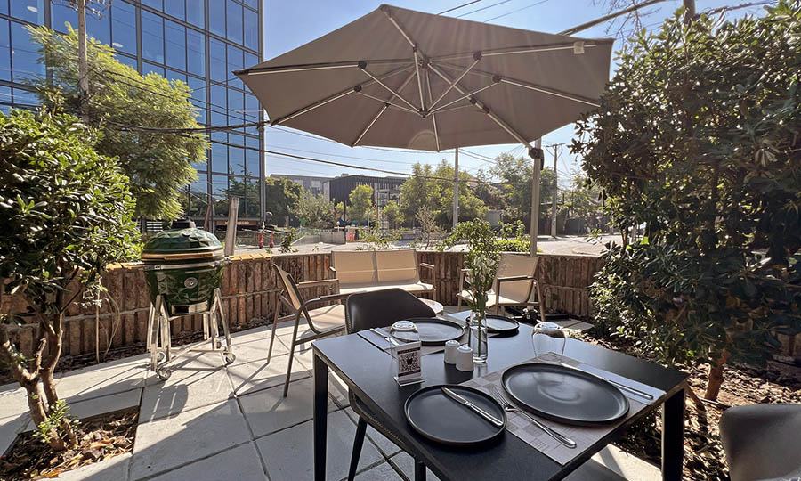 La soleada terraza frontal de Pr�stino - Pr�stino Restaurant