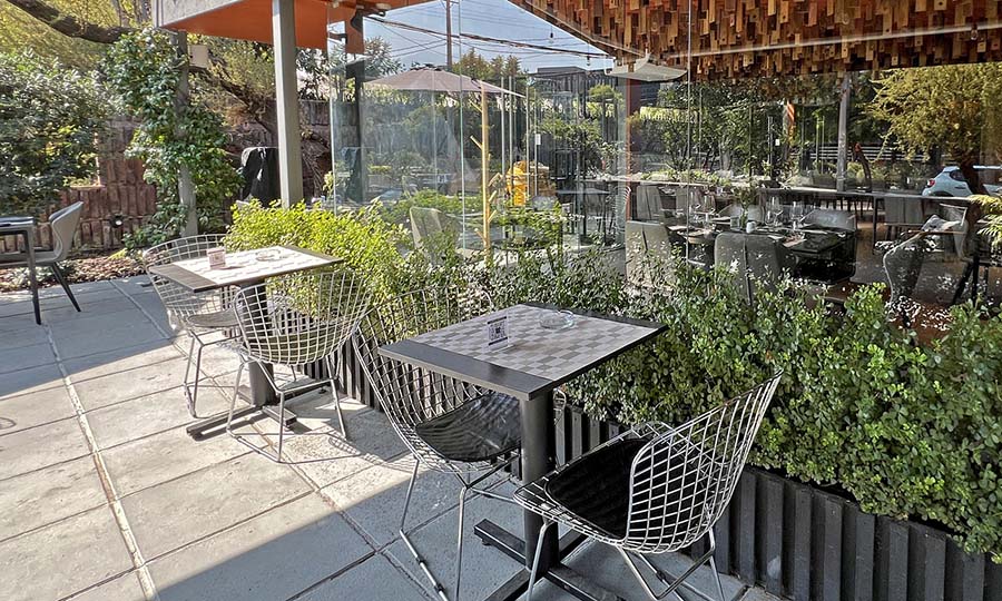 La soleada terraza frontal de Pr�stino - Pr�stino Restaurant