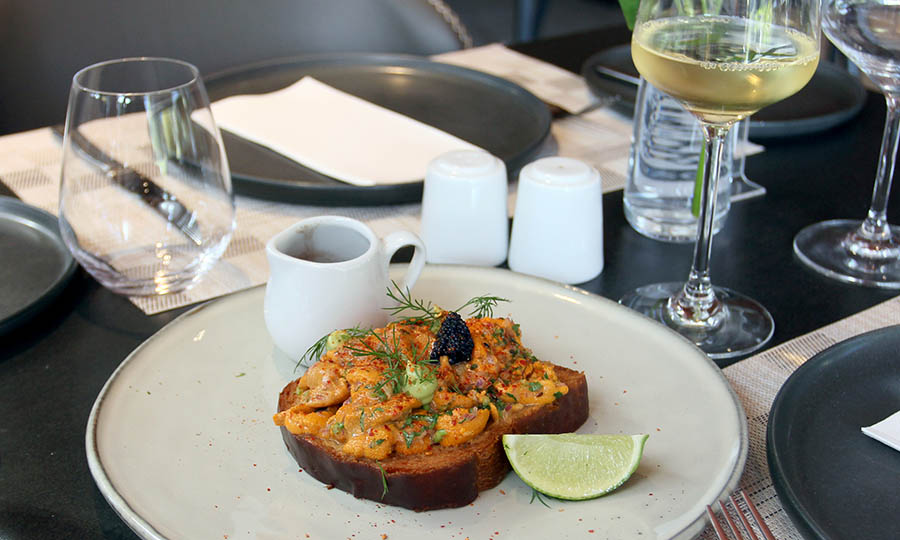 Fascinantes Tostadas brioche de erizos y caldo de carne - Pr�stino Restaurant