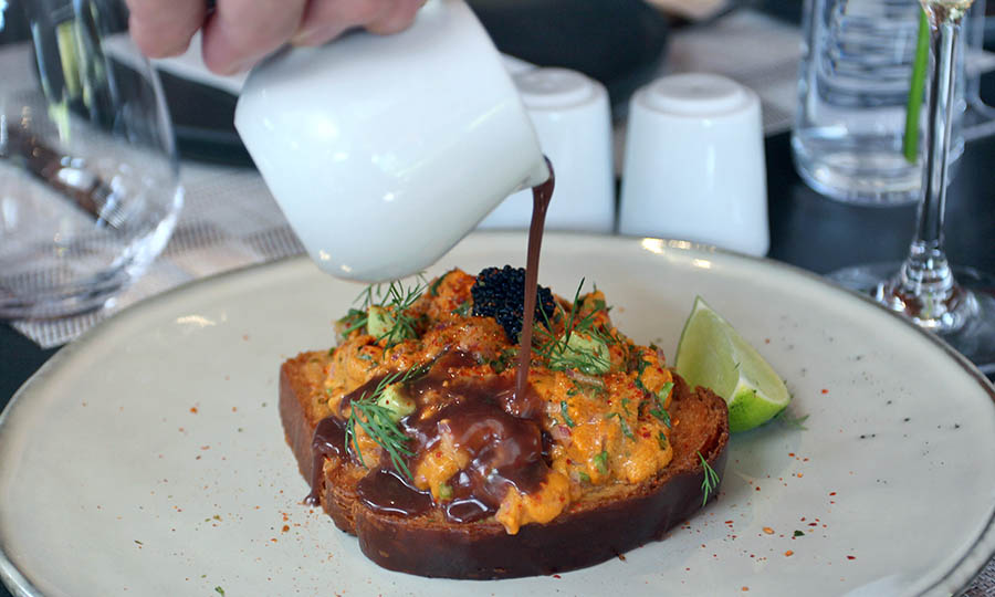 Fascinantes Tostadas brioche de erizos y caldo de carne - Pr�stino Restaurant