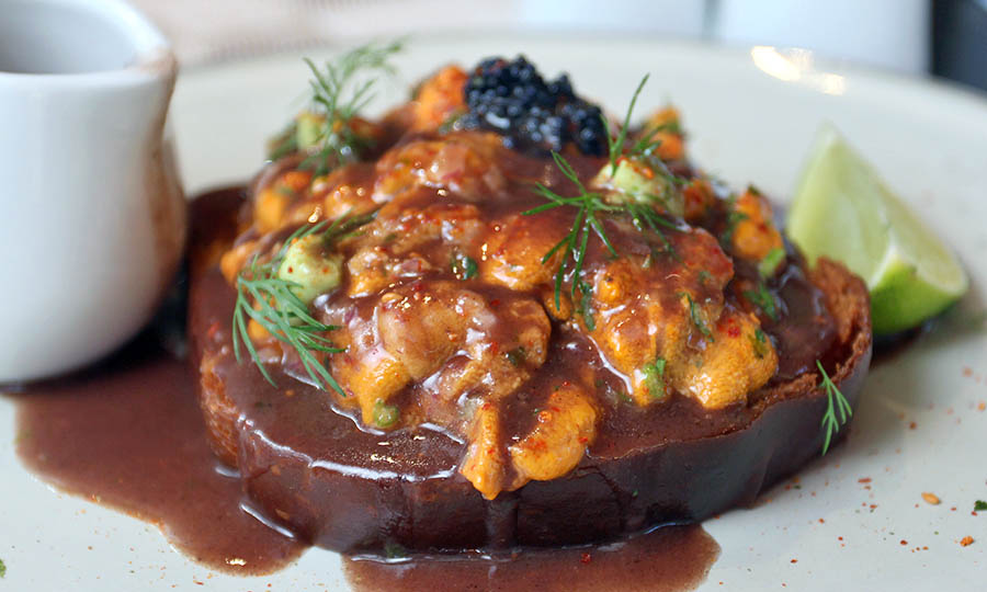 Fascinantes Tostadas brioche de erizos y caldo de carne - Pr�stino Restaurant