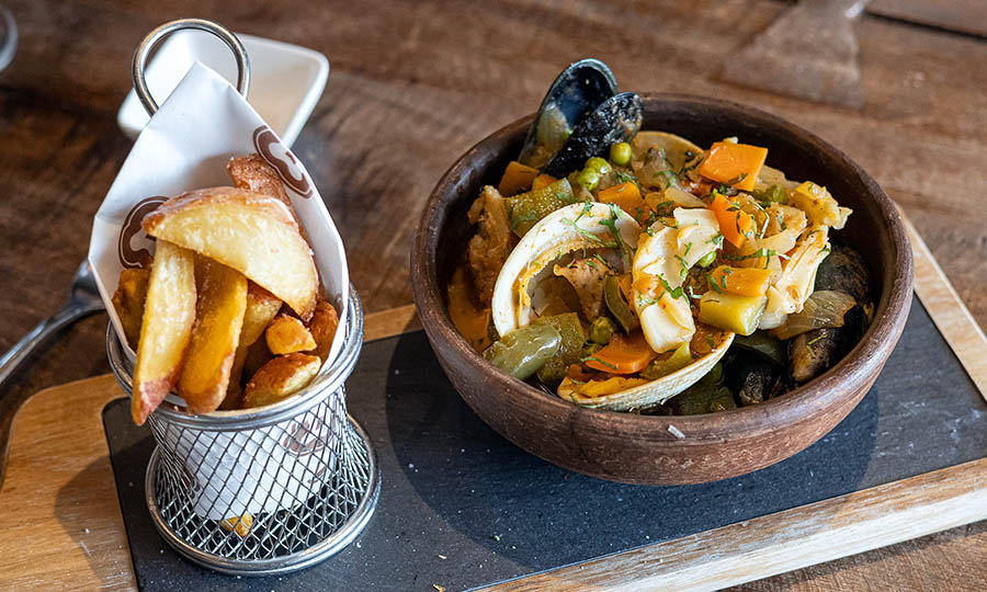 Fricas� de mariscos con papas - Make Make Restaurant