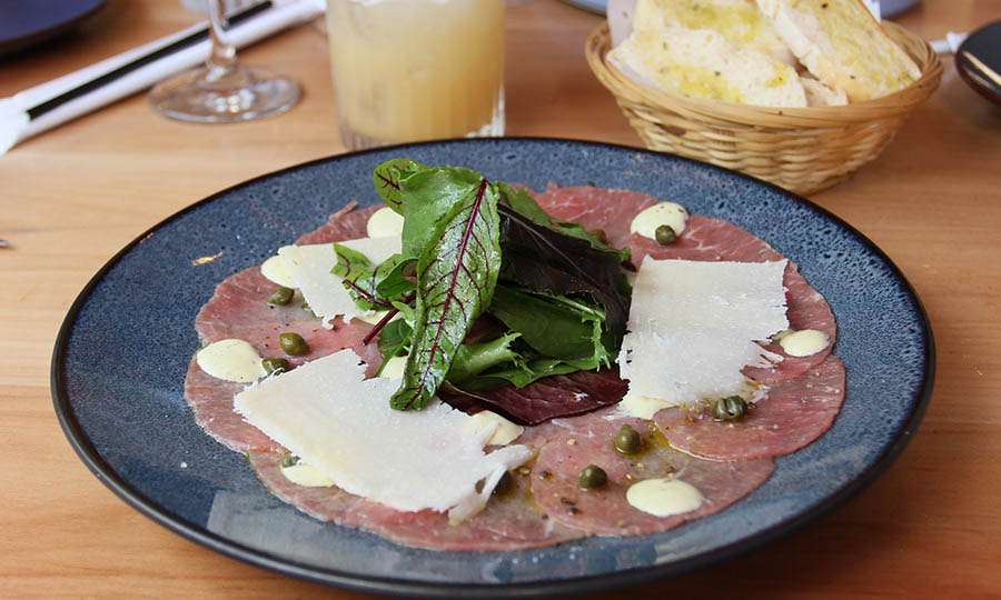 Capaccio de res y parmesano