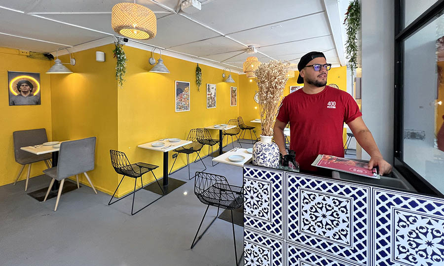 La recepción y entrada a 400 Pizzería