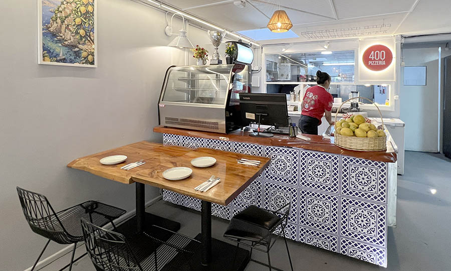 Mesón de servicio en 400 Pizzería