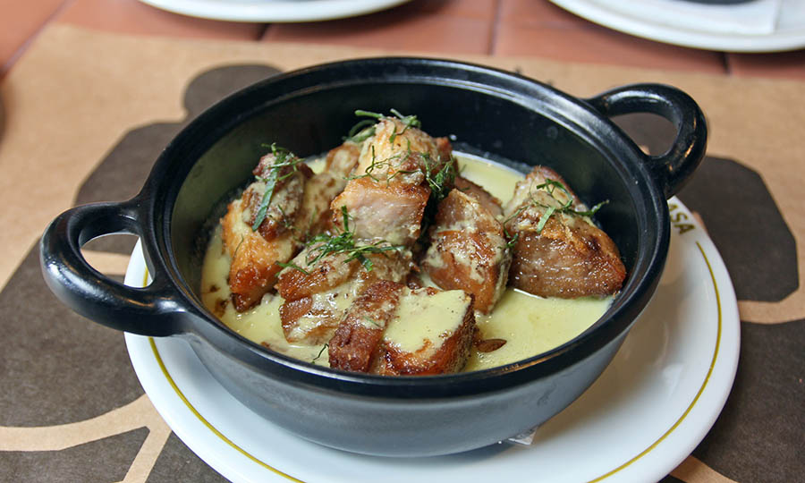 Panceta ASA: Chirrarones con leche de tigre