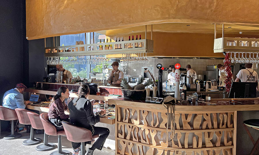 La cocina y bar a la vista de Casa Asa