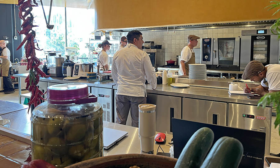 La cocina y bar a la vista de Casa Asa - Casa Asa - MUT