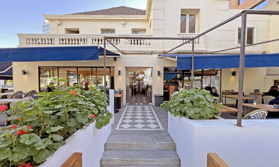 Fachada del Caf� y Bistr� Parig� en Las Condes