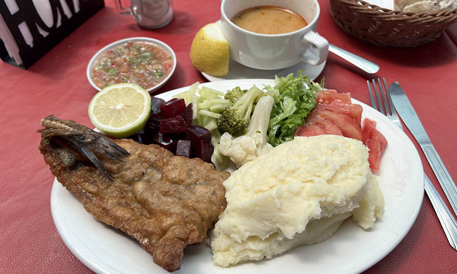 Evocadora Merluza frita con pur� y ensalada