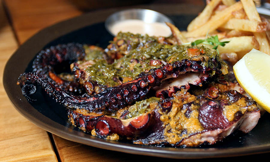 Pulpo a la parrilla con aderezo - Caleta de Locos