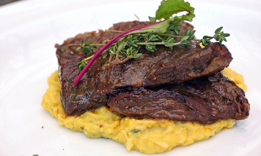 Entraña con chimichurri sobre pastelera