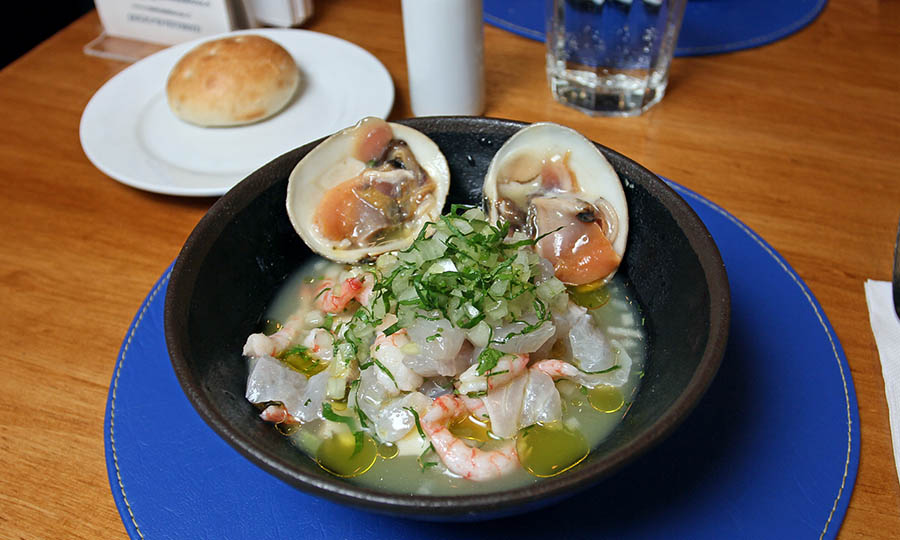 Glorioso Ceviche mixto chileno de corvina, locos y camarones