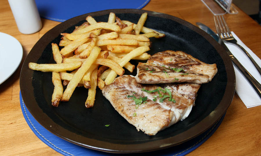 Evocador r�balo a la plancha con papas fritas de acompañamiento - Caleta de Locos