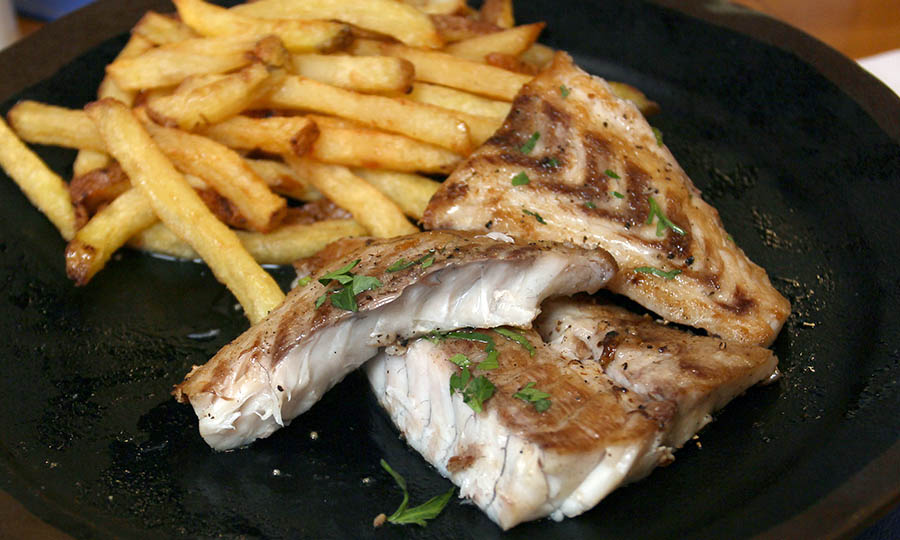 R�balo fresco a la plancha con papas fritas de acompañamiento - Caleta de Locos