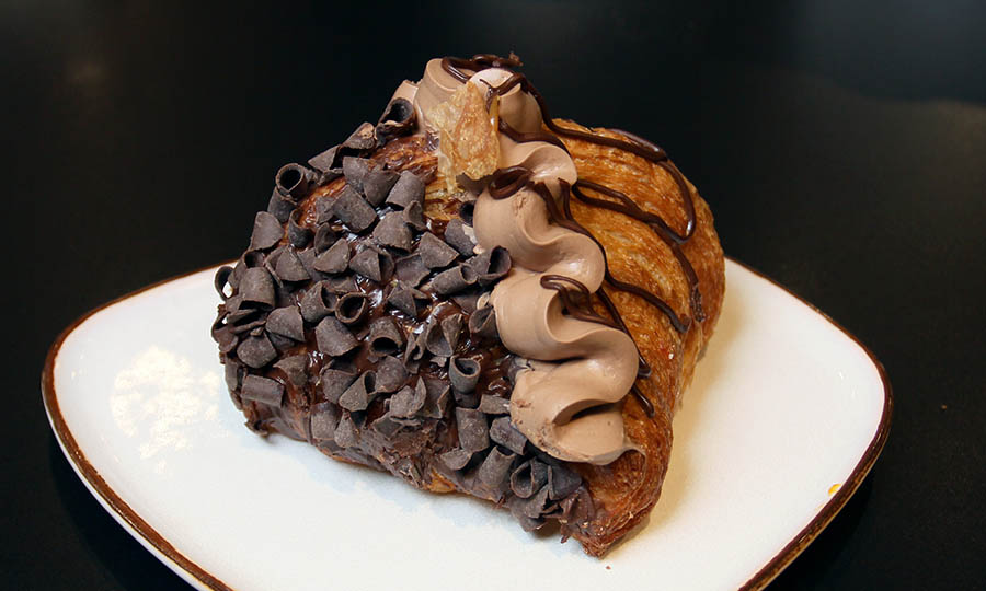 Croissant relleno con mouse manjar y caramelo