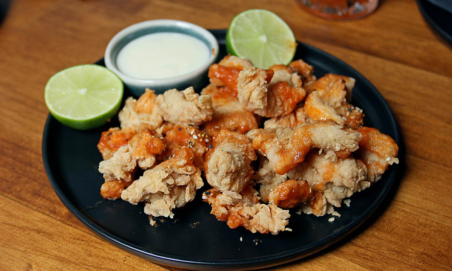 Karaage de pollo frito y salsa tonkatsu