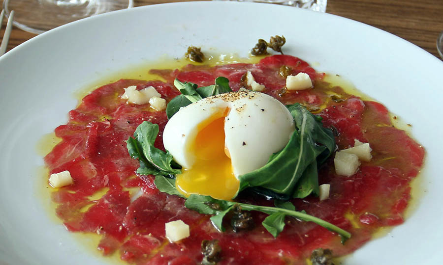 Carpaccio de vacuno con huevo mollet - Chiuso