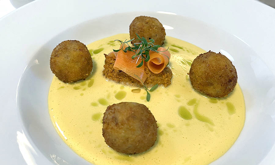 Croquetas de conejo con alioli y romesco