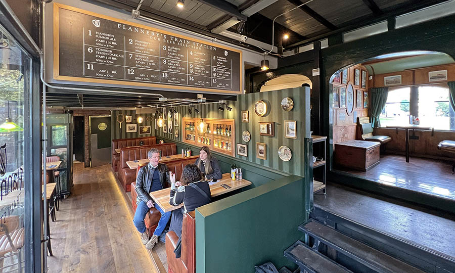 Sal�n lateral de Flannerys La Dehesa - Flannerys Train Station - La Dehesa