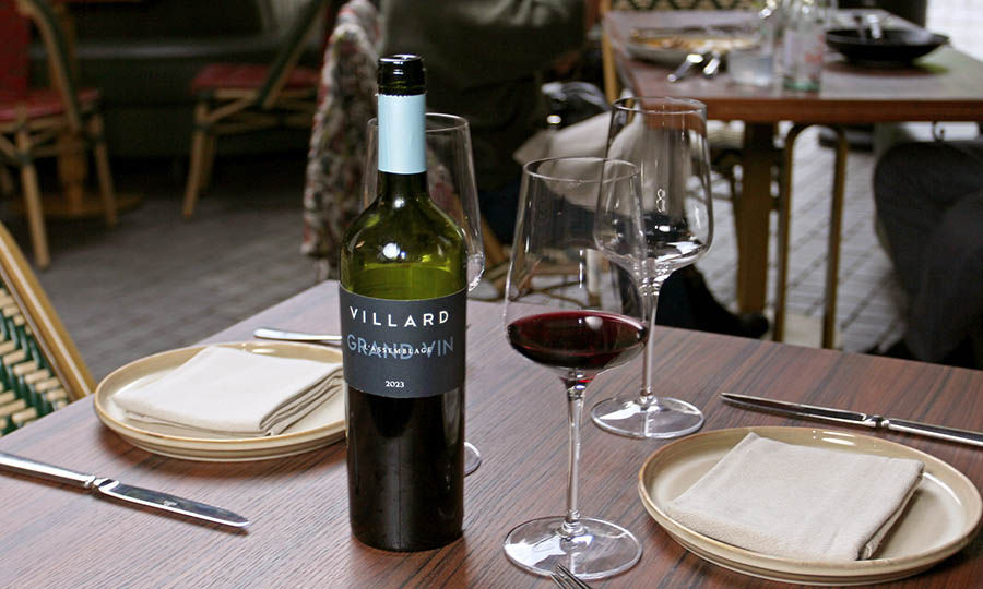 El servicio de vinos de Ger�nimo Santiago - Jeronimo Santiago