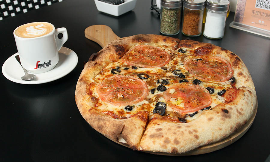 Acertada Pizza Pantiaguina: tomate, aceitunas y cebolla caramelizada 