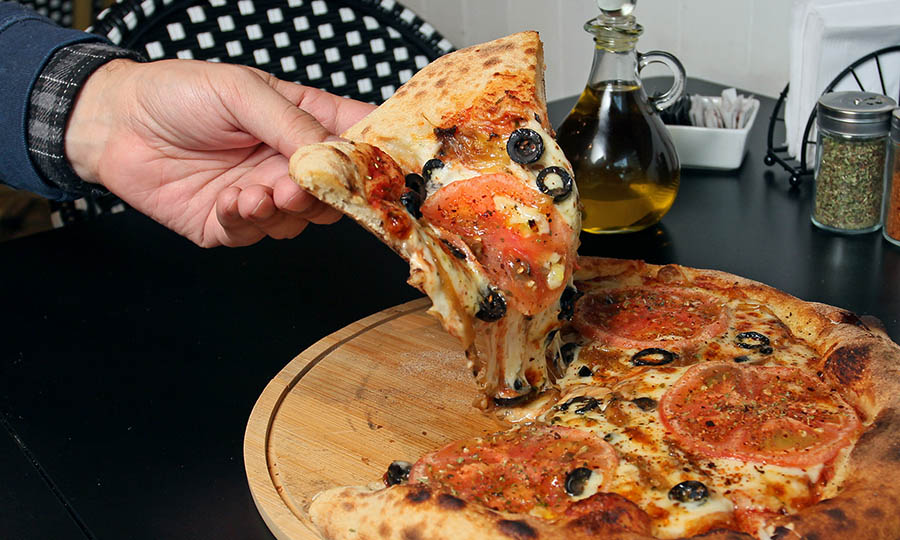 Acertada Pizza Pantiaguina: tomate, aceitunas y cebolla caramelizada  - Pantiaguina Providencia