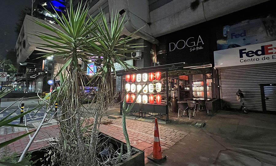 Fachada de Doga Sushi Nikkei en la Portada de Vitacura